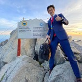 Đỉnh cao truyền thông kiểu Nhật – Mặc vest leo lên đỉnh núi cao nhất Malaysia